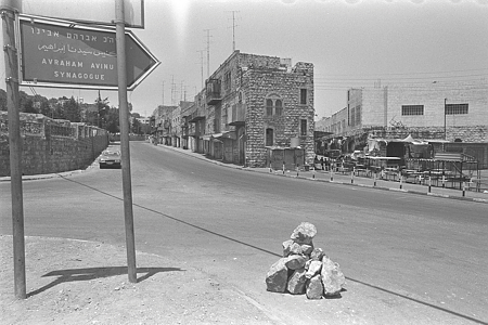 בית הכנסת אברהם אבינו,18 08 1983 גלעד אבנים לזכר אהרון גרוס צילום הרמן חנניה.jpg