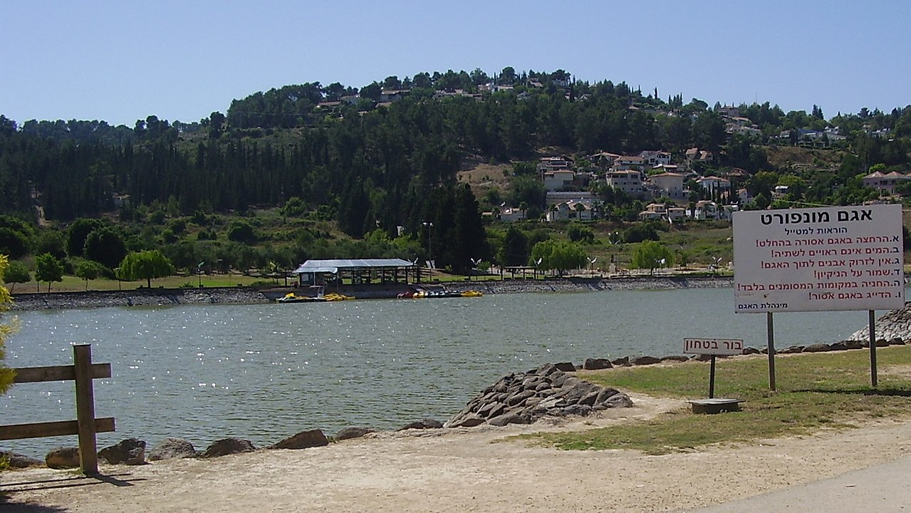 1280px-Montfort_lake_in_Ma'alot,_Israel.jpg