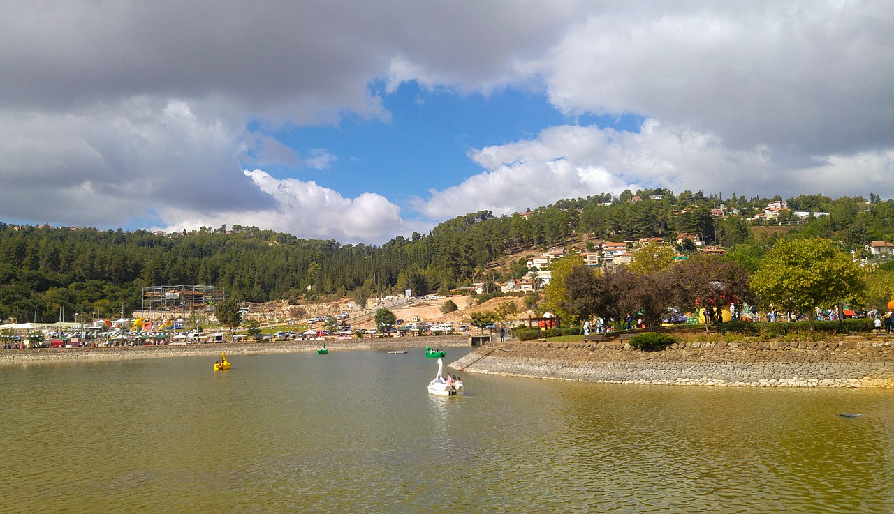 1280px-Montfort_lake_in_Ma'alot-Tarshiha,_Israel_2017.jpg