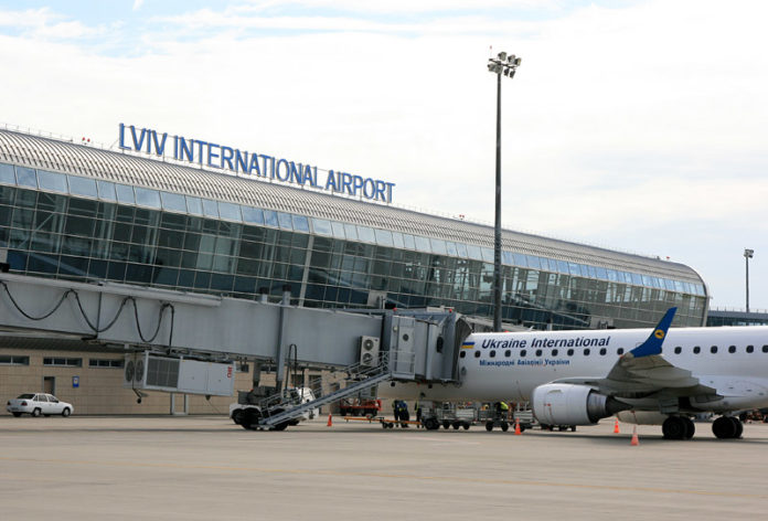 מטוס Embraer 190 UIA בנמל התעופה של לבוב.  צילום: avianews.com