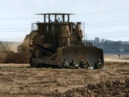 נהגי הדחפורים שמרסקים מכשולים ומפלסים את הדרך ללוחמים