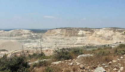 מחצבת ורד הסמוכה לחריש. לא נכון לתכנן בית חולים, תעסוקה ואף מגורים כל כך קרוב למחצבה פעילה