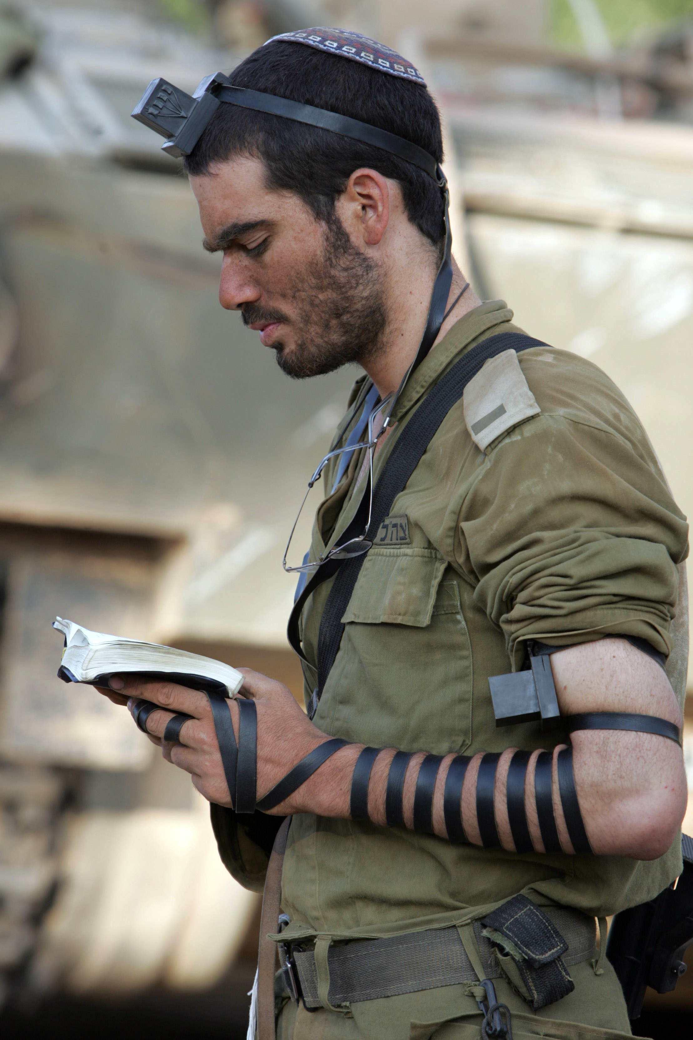 IDF_soldier_put_on_tefillin.jpg